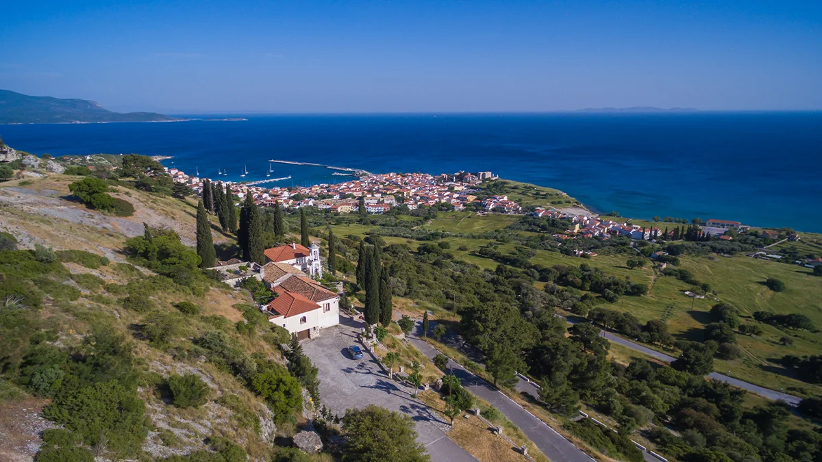 beautiful-beach-scenery-ocean-samos-greece-vitrineinfo
